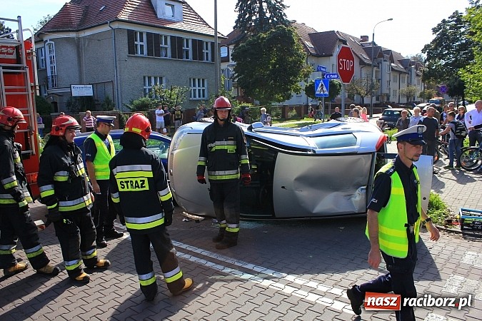 Zdjęcie w galerii na portalu naszraciborz.pl: Kraksa na skrzyżowaniu Warszawska-Matejki. Fiat dachował po zderzeniu z oplem! wiadomości z regionu