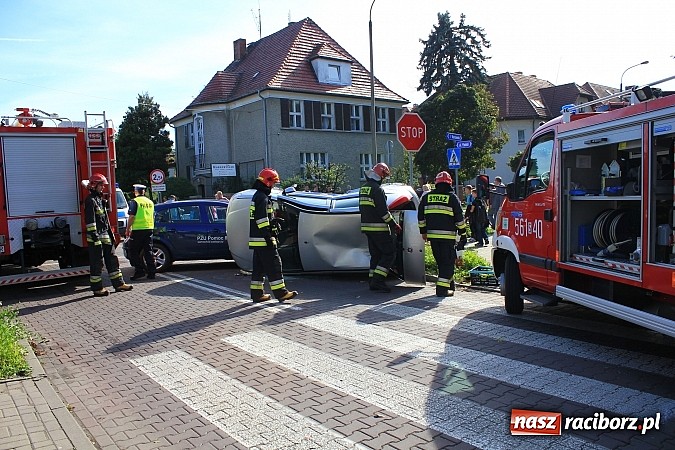 Zdjęcie w galerii na portalu naszraciborz.pl: Kraksa na skrzyżowaniu Warszawska-Matejki. Fiat dachował po zderzeniu z oplem! wiadomości z regionu