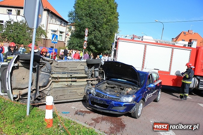 Zdjęcie w galerii na portalu naszraciborz.pl: Kraksa na skrzyżowaniu Warszawska-Matejki. Fiat dachował po zderzeniu z oplem! wiadomości z regionu