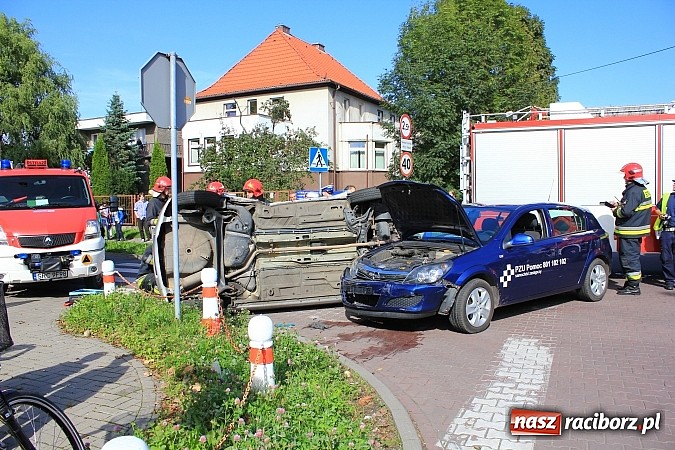 Zdjęcie w galerii na portalu naszraciborz.pl: Kraksa na skrzyżowaniu Warszawska-Matejki. Fiat dachował po zderzeniu z oplem! wiadomości z regionu
