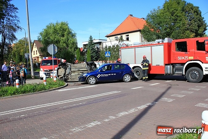 Zdjęcie w galerii na portalu naszraciborz.pl: Kraksa na skrzyżowaniu Warszawska-Matejki. Fiat dachował po zderzeniu z oplem! wiadomości z regionu