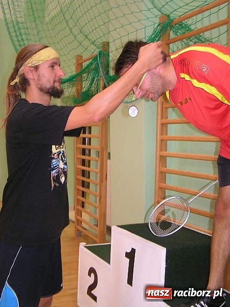 Zdjęcie w galerii na portalu naszraciborz.pl: Spotkali się wieczorem i zagrali w badmintona wiadomości z regionu