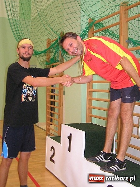 Zdjęcie w galerii na portalu naszraciborz.pl: Spotkali się wieczorem i zagrali w badmintona wiadomości z regionu