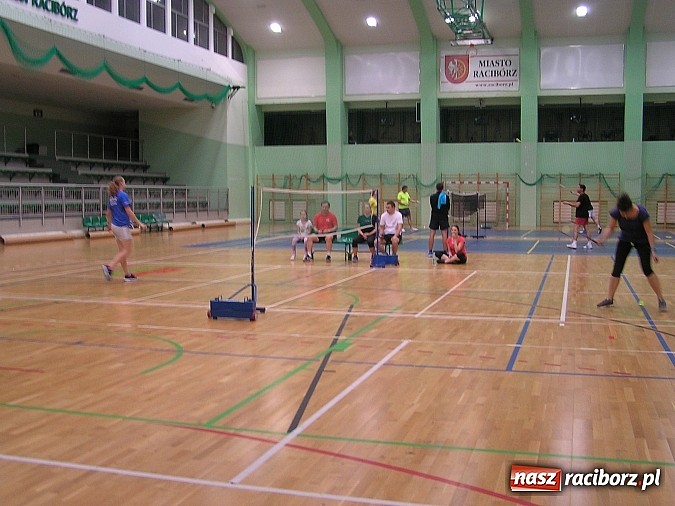 Zdjęcie w galerii na portalu naszraciborz.pl: Spotkali się wieczorem i zagrali w badmintona wiadomości z regionu