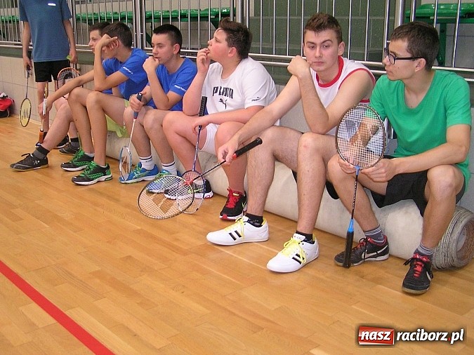 Zdjęcie w galerii na portalu naszraciborz.pl: Spotkali się wieczorem i zagrali w badmintona wiadomości z regionu