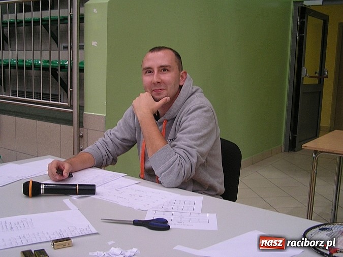 Zdjęcie w galerii na portalu naszraciborz.pl: Spotkali się wieczorem i zagrali w badmintona wiadomości z regionu