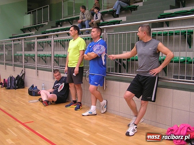 Zdjęcie w galerii na portalu naszraciborz.pl: Spotkali się wieczorem i zagrali w badmintona wiadomości z regionu