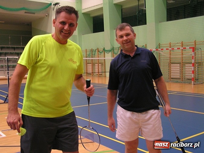 Zdjęcie w galerii na portalu naszraciborz.pl: Spotkali się wieczorem i zagrali w badmintona wiadomości z regionu