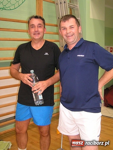 Zdjęcie w galerii na portalu naszraciborz.pl: Spotkali się wieczorem i zagrali w badmintona wiadomości z regionu