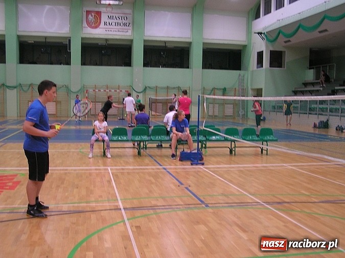 Zdjęcie w galerii na portalu naszraciborz.pl: Spotkali się wieczorem i zagrali w badmintona wiadomości z regionu