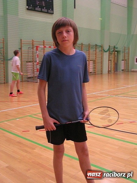 Zdjęcie w galerii na portalu naszraciborz.pl: Spotkali się wieczorem i zagrali w badmintona wiadomości z regionu