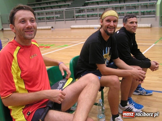 Zdjęcie w galerii na portalu naszraciborz.pl: Spotkali się wieczorem i zagrali w badmintona wiadomości z regionu