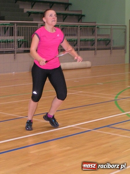 Zdjęcie w galerii na portalu naszraciborz.pl: Spotkali się wieczorem i zagrali w badmintona wiadomości z regionu