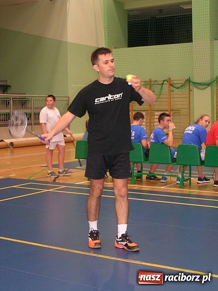 Zdjęcie w galerii na portalu naszraciborz.pl: Spotkali się wieczorem i zagrali w badmintona wiadomości z regionu
