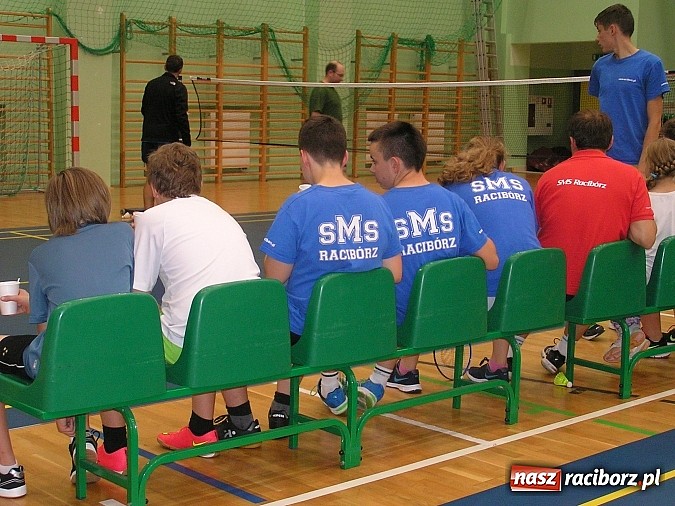 Zdjęcie w galerii na portalu naszraciborz.pl: Spotkali się wieczorem i zagrali w badmintona wiadomości z regionu