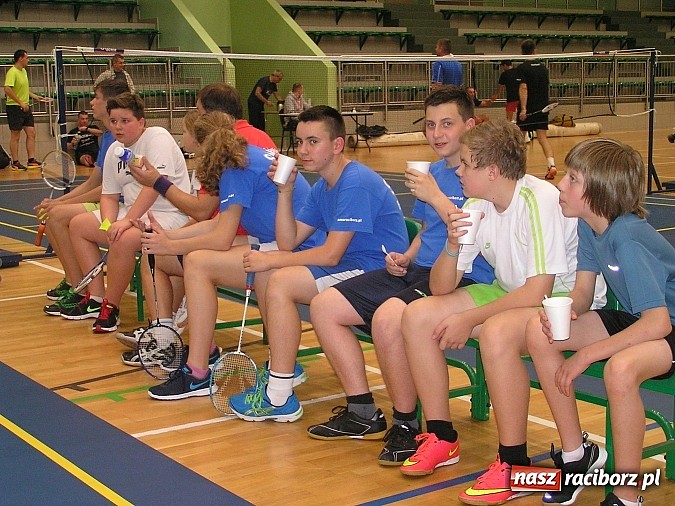 Zdjęcie w galerii na portalu naszraciborz.pl: Spotkali się wieczorem i zagrali w badmintona wiadomości z regionu