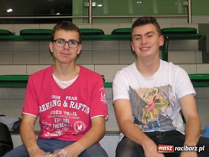 Zdjęcie w galerii na portalu naszraciborz.pl: Spotkali się wieczorem i zagrali w badmintona wiadomości z regionu