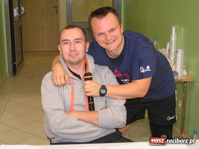 Zdjęcie w galerii na portalu naszraciborz.pl: Spotkali się wieczorem i zagrali w badmintona wiadomości z regionu