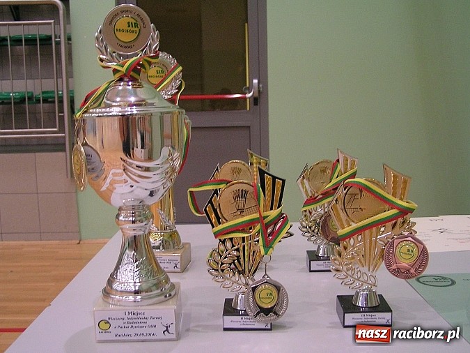 Zdjęcie w galerii na portalu naszraciborz.pl: Spotkali się wieczorem i zagrali w badmintona wiadomości z regionu