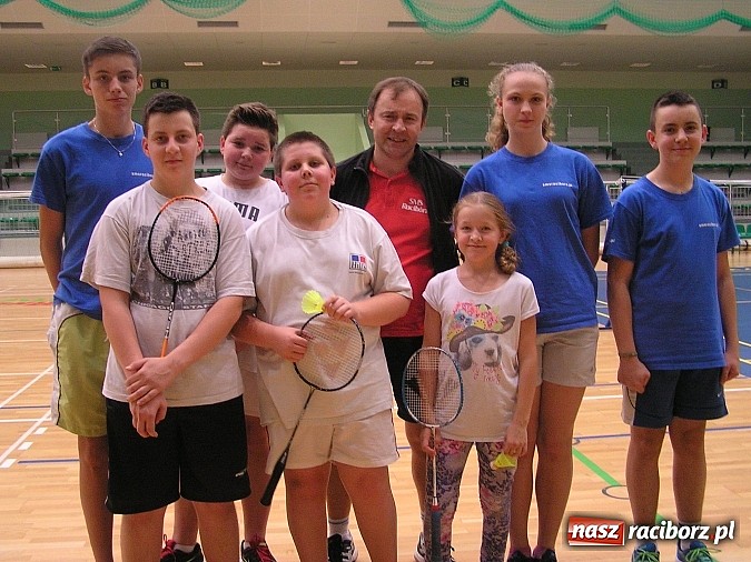 Zdjęcie w galerii na portalu naszraciborz.pl: Spotkali się wieczorem i zagrali w badmintona wiadomości z regionu