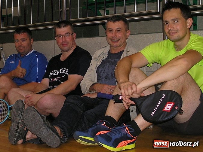 Zdjęcie w galerii na portalu naszraciborz.pl: Spotkali się wieczorem i zagrali w badmintona wiadomości z regionu