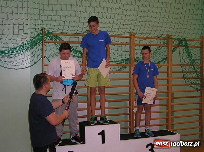 Zdjęcie w galerii na portalu naszraciborz.pl: Spotkali się wieczorem i zagrali w badmintona wiadomości z regionu