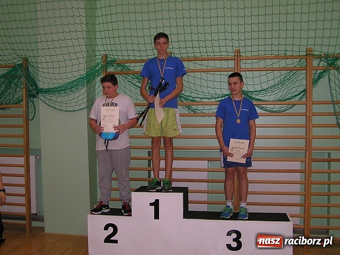 Zdjęcie w galerii na portalu naszraciborz.pl: Spotkali się wieczorem i zagrali w badmintona wiadomości z regionu