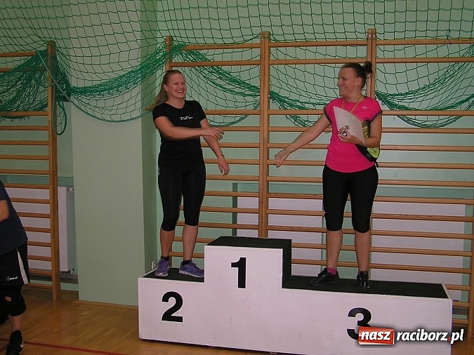 Zdjęcie w galerii na portalu naszraciborz.pl: Spotkali się wieczorem i zagrali w badmintona wiadomości z regionu