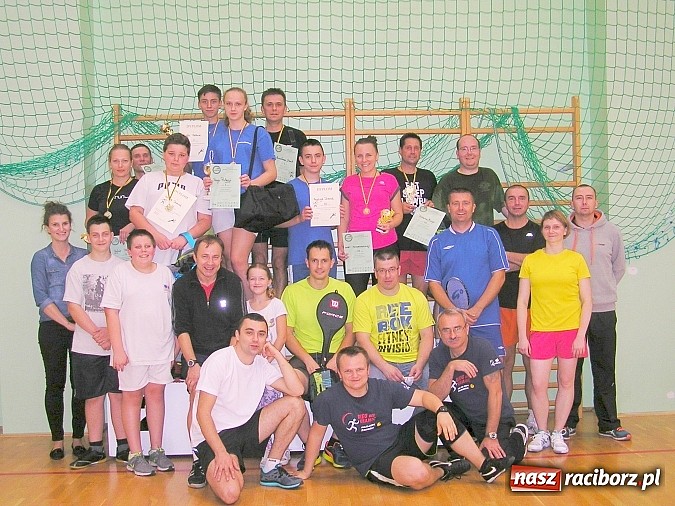 Zdjęcie w galerii na portalu naszraciborz.pl: Spotkali się wieczorem i zagrali w badmintona wiadomości z regionu