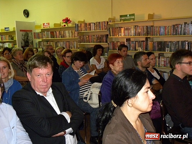 Zdjęcie w galerii na portalu naszraciborz.pl: Spotkanie autorskie z Andrzejem Stasiukiem wiadomości z regionu