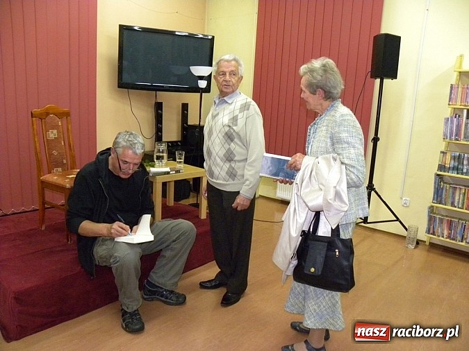 Zdjęcie w galerii na portalu naszraciborz.pl: Spotkanie autorskie z Andrzejem Stasiukiem wiadomości z regionu