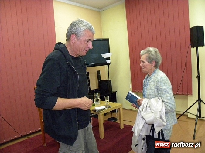 Zdjęcie w galerii na portalu naszraciborz.pl: Spotkanie autorskie z Andrzejem Stasiukiem wiadomości z regionu