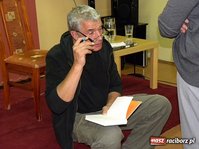 Zdjęcie w galerii na portalu naszraciborz.pl: Spotkanie autorskie z Andrzejem Stasiukiem wiadomości z regionu