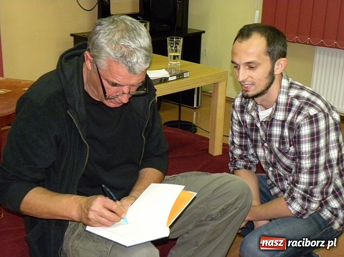 Zdjęcie w galerii na portalu naszraciborz.pl: Spotkanie autorskie z Andrzejem Stasiukiem wiadomości z regionu