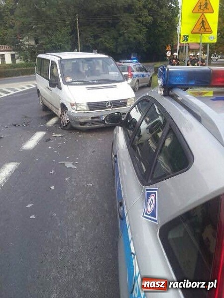 Zdjęcie w galerii na portalu naszraciborz.pl: Opel i mercedes zderzyły się w Rudach wiadomości z regionu