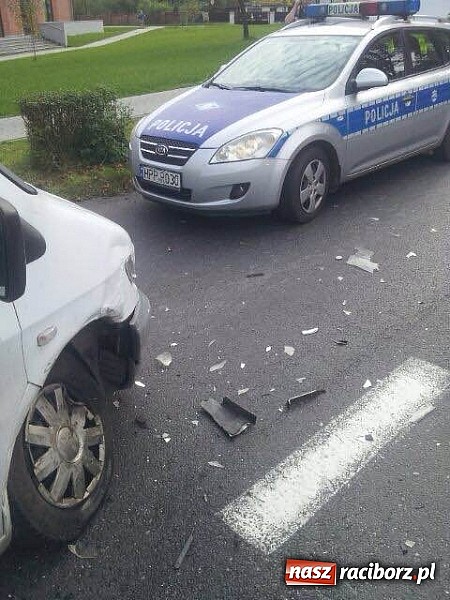 Zdjęcie w galerii na portalu naszraciborz.pl: Opel i mercedes zderzyły się w Rudach wiadomości z regionu