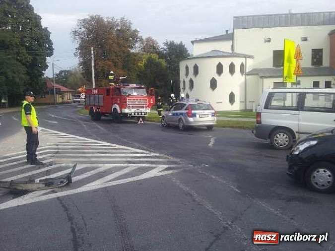 Zdjęcie w galerii na portalu naszraciborz.pl: Opel i mercedes zderzyły się w Rudach wiadomości z regionu