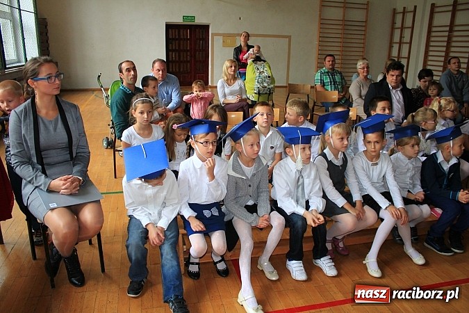 Zdjęcie w galerii na portalu naszraciborz.pl: Pasowanie pierwszoklasistów w Sudole wiadomości z regionu