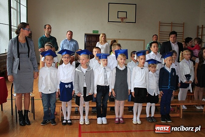 Zdjęcie w galerii na portalu naszraciborz.pl: Pasowanie pierwszoklasistów w Sudole wiadomości z regionu