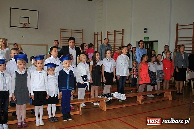 Zdjęcie w galerii na portalu naszraciborz.pl: Pasowanie pierwszoklasistów w Sudole wiadomości z regionu