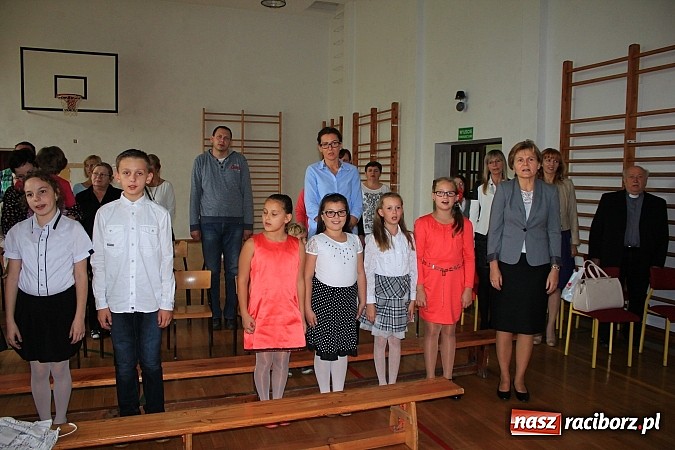 Zdjęcie w galerii na portalu naszraciborz.pl: Pasowanie pierwszoklasistów w Sudole wiadomości z regionu