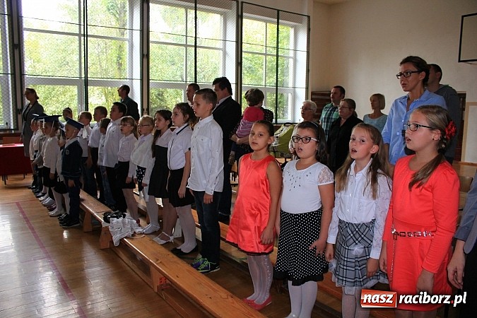 Zdjęcie w galerii na portalu naszraciborz.pl: Pasowanie pierwszoklasistów w Sudole wiadomości z regionu