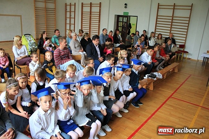 Zdjęcie w galerii na portalu naszraciborz.pl: Pasowanie pierwszoklasistów w Sudole wiadomości z regionu