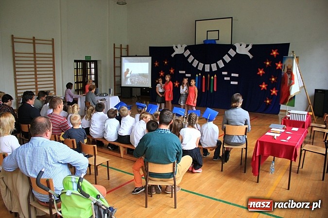 Zdjęcie w galerii na portalu naszraciborz.pl: Pasowanie pierwszoklasistów w Sudole wiadomości z regionu