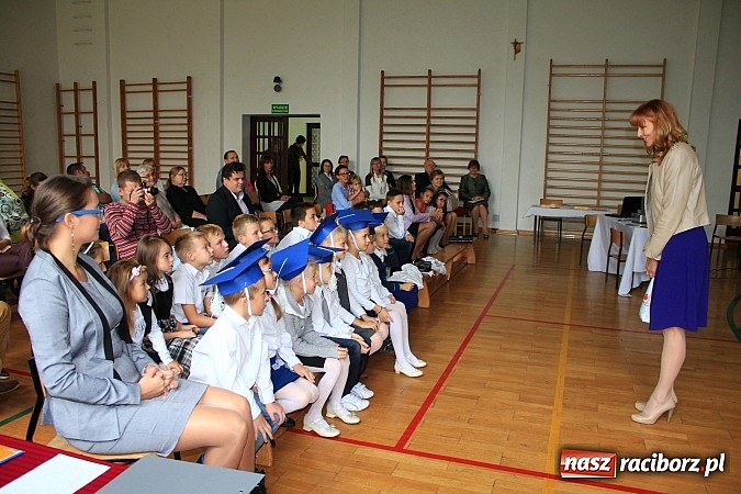 Zdjęcie w galerii na portalu naszraciborz.pl: Pasowanie pierwszoklasistów w Sudole wiadomości z regionu