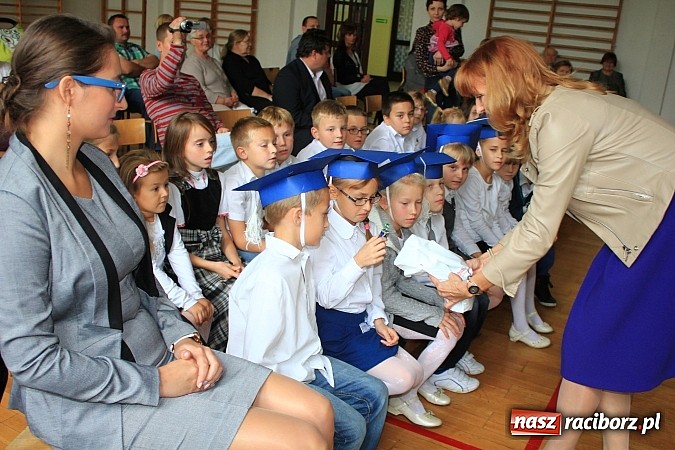 Zdjęcie w galerii na portalu naszraciborz.pl: Pasowanie pierwszoklasistów w Sudole wiadomości z regionu