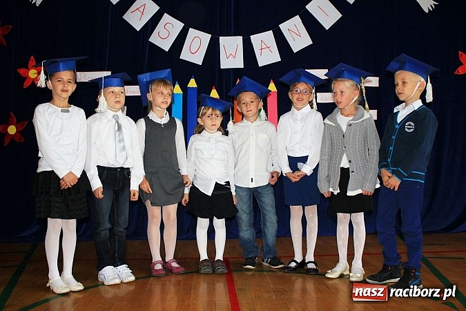 Zdjęcie w galerii na portalu naszraciborz.pl: Pasowanie pierwszoklasistów w Sudole wiadomości z regionu