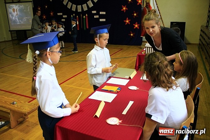 Zdjęcie w galerii na portalu naszraciborz.pl: Pasowanie pierwszoklasistów w Sudole wiadomości z regionu