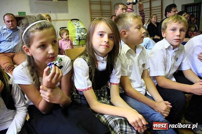 Zdjęcie w galerii na portalu naszraciborz.pl: Pasowanie pierwszoklasistów w Sudole wiadomości z regionu
