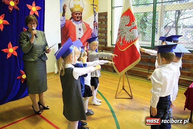 Zdjęcie w galerii na portalu naszraciborz.pl: Pasowanie pierwszoklasistów w Sudole wiadomości z regionu